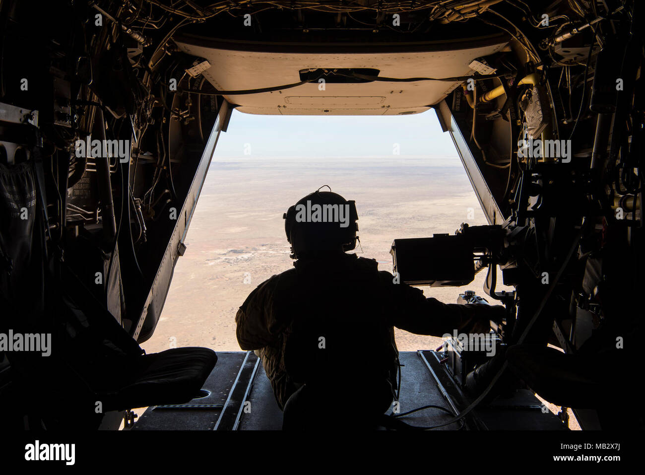 Senior Airman Giacobbe blando, xx Operazioni Speciali squadrone tecnico di volo, si siede nel retro di un CV-22 Osprey Feb 13, 2017. Il volo è stato un esercizio di formazione pilota per l'efficienza e le operazioni di soccorso. Foto Stock