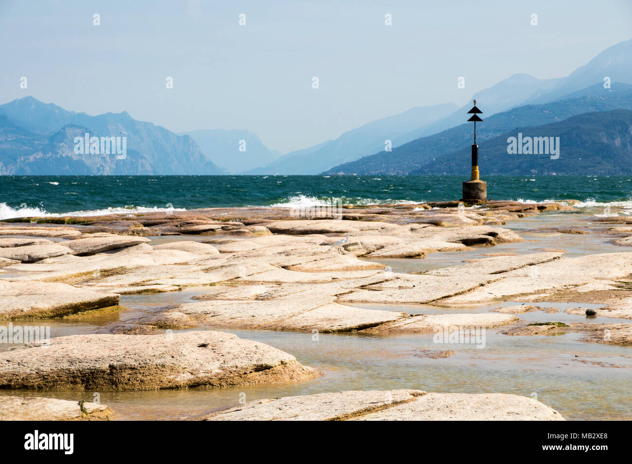 Lage Garda, Italia, come si vede dalla Passeggiata delle Muse spiaggia nella cittadina di Sirmione Foto Stock