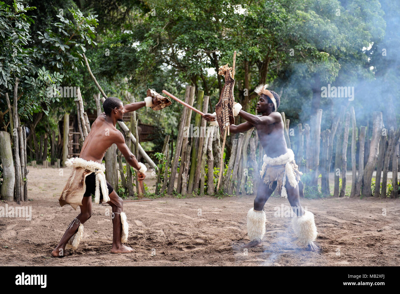 Santa Lucia - Sud Africa - Giugno 25, 2017: guerriero Zulu in abito tradizionale con avvistamento lancia in Khula Villaggio Zulu in Sud Africa Foto Stock