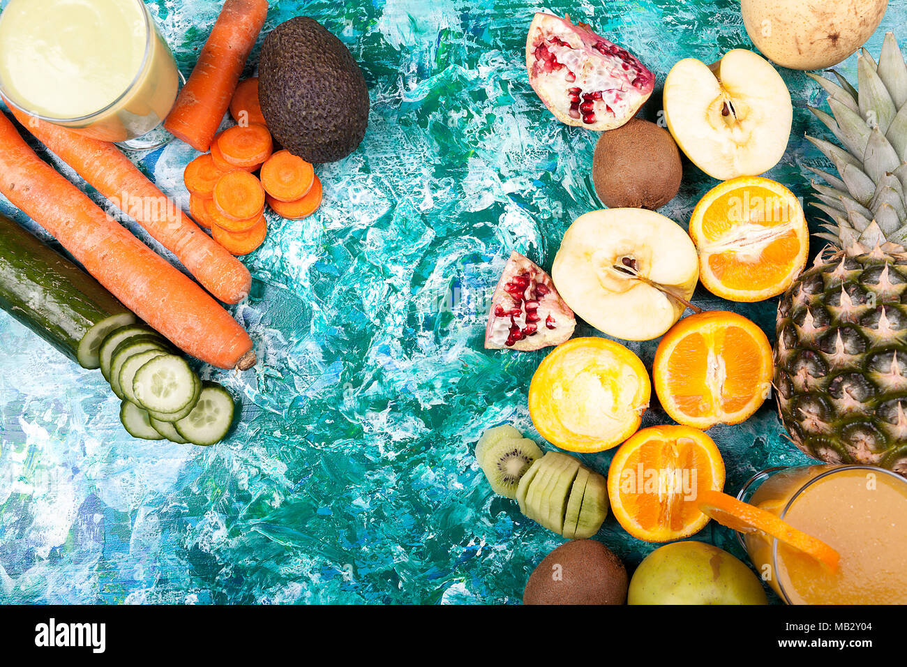 Vista dall'alto di frutta e verdura e succhi detox Foto Stock