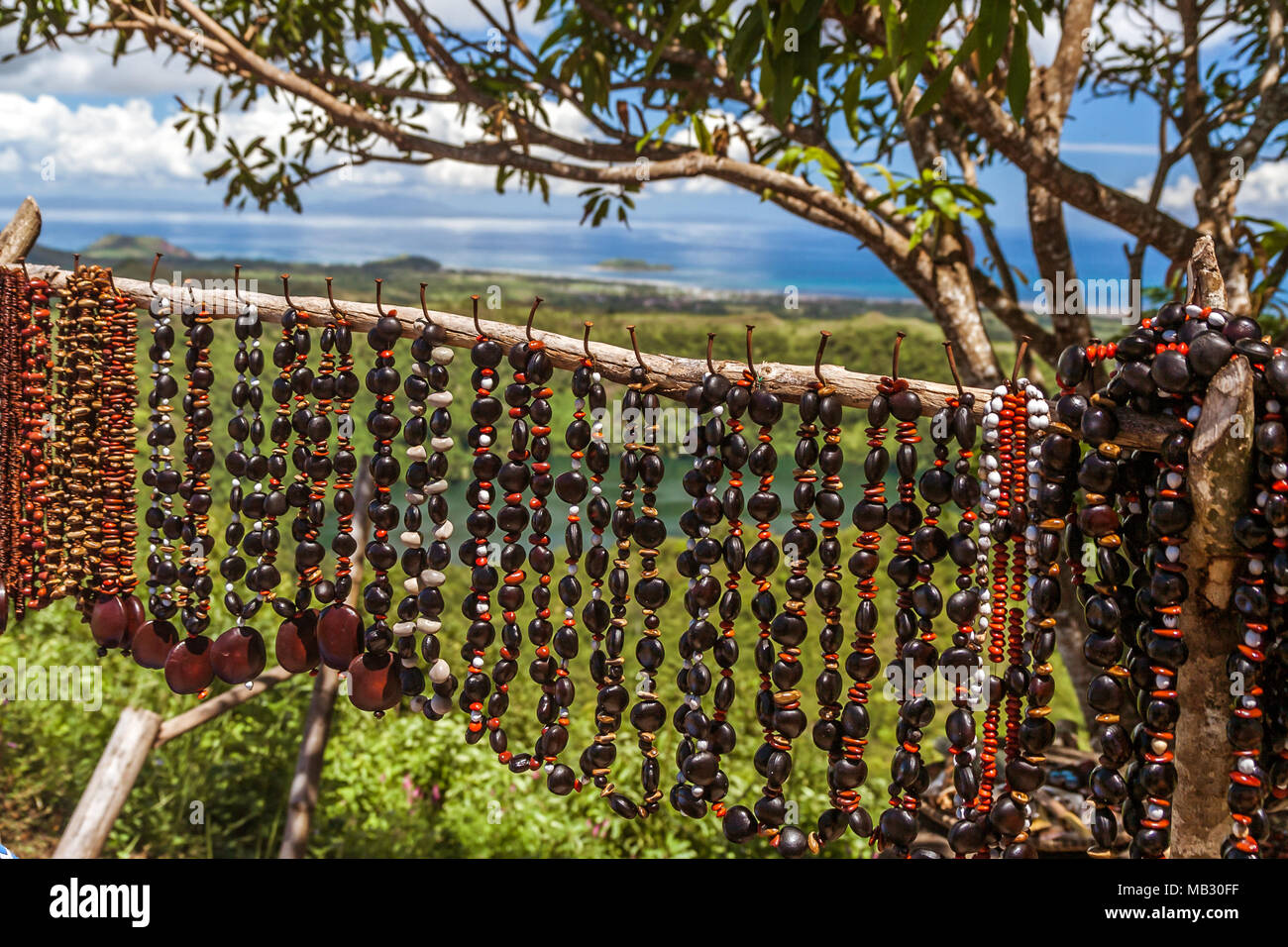 La vendita di collane di semi a Nosy Be Island, Madagascar settentrionale Foto Stock