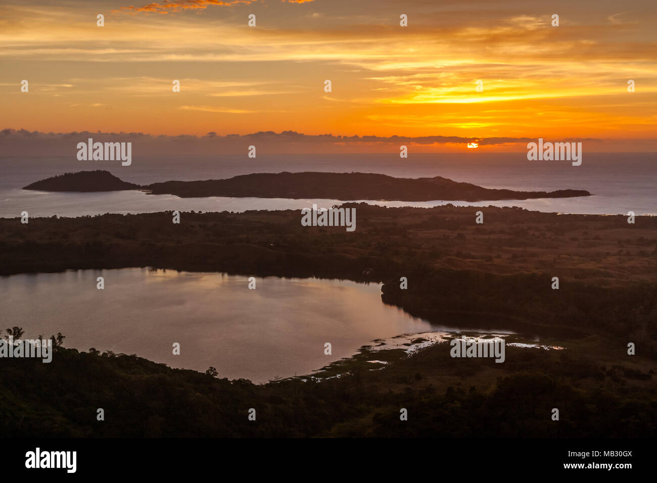 Il lago sacro e il mare, vista di Mont Passot, il punto più alto di Nosy Be Island, Madagascar settentrionale Foto Stock