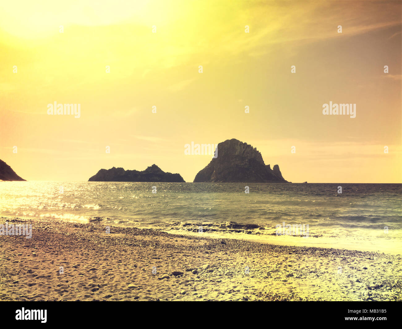 Es Vedra nel tramonto, idilliaco panorama al tramonto su Cala d'Hort, Isola di Ibiza. Foto Stock