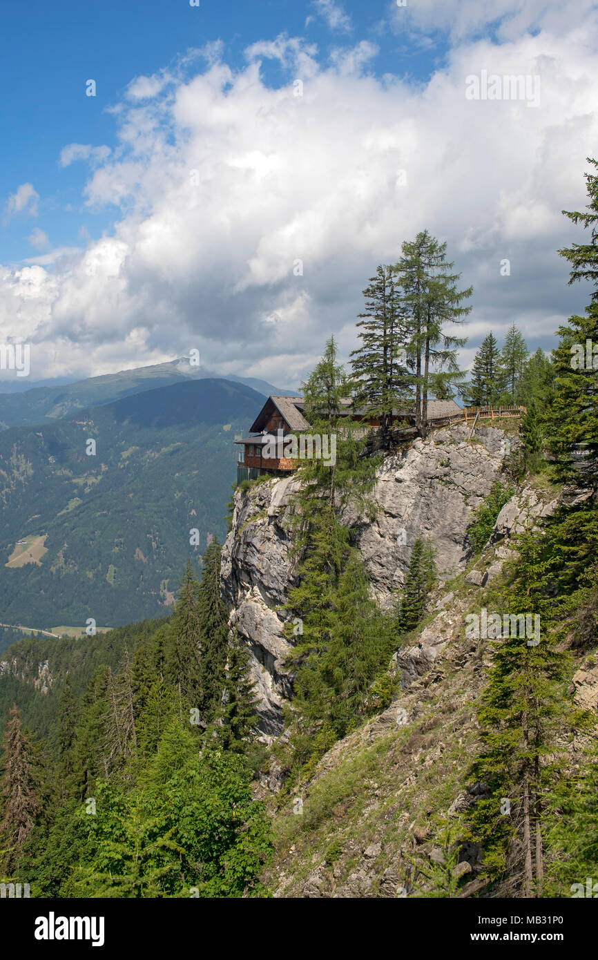 Dolomiti rifugio alpino a una scogliera, Amlach, Tirolo orientale, Austria Foto Stock