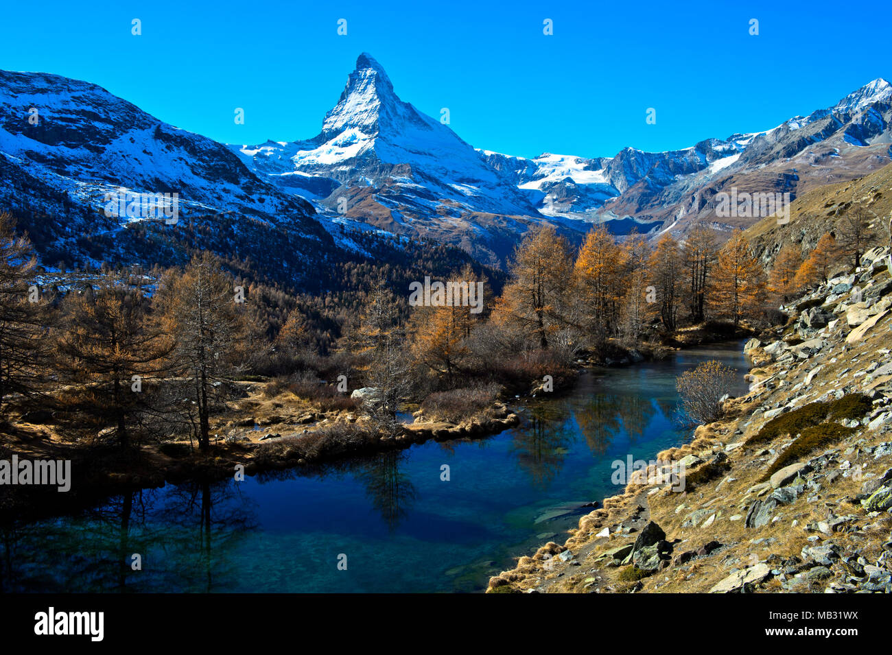 Lago Grindjesee in autunno, con la vista della coperta di neve Cervino, Zermatt, Vallese, Svizzera Foto Stock