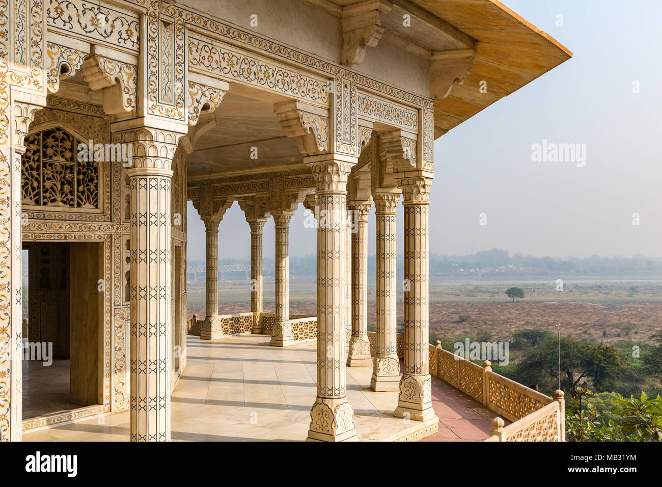 Dettagli architettonici con intarsio all'interno di Agra Fort Agra, Uttar Pradesh, India Foto Stock