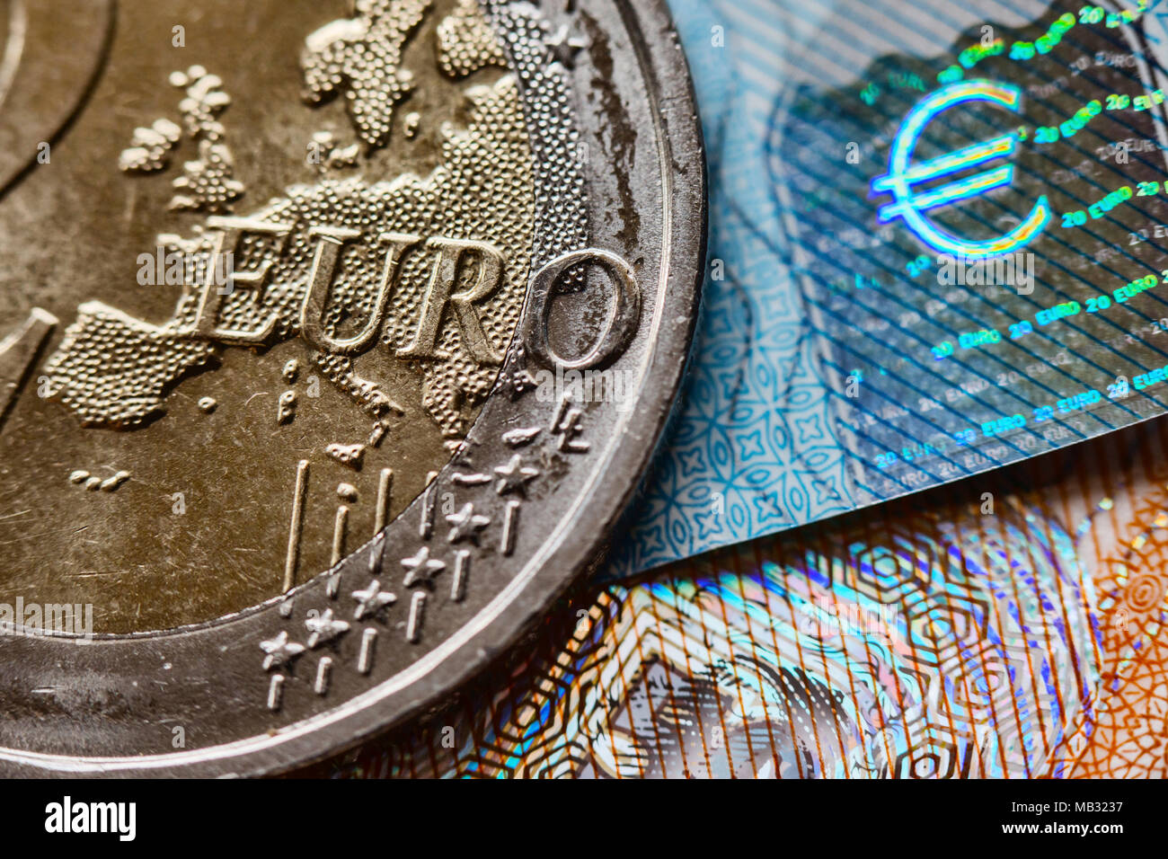 Immagine di simbolo, ancora, valuta Euro moneta e l'ologramma di un segno di euro su 20 euro nota, dettaglio Foto Stock