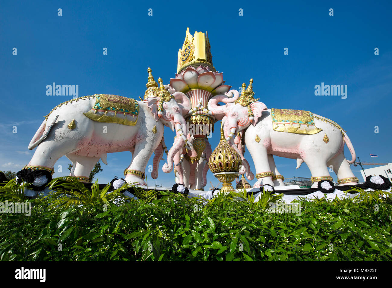 Monumento, tre mitologica bianco a tre teste figure di elefante, monumento Thanon Na Phra Lan, Rajadamnoen Nai Road, Bangkok Foto Stock