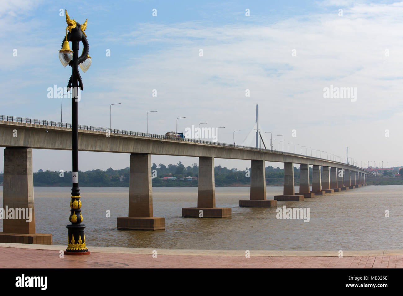 Secondo Thai-Laotian amicizia ponte sopra il fiume Mekong, ponte per il Laos, Mukdahan, Isan, Thailandia Foto Stock