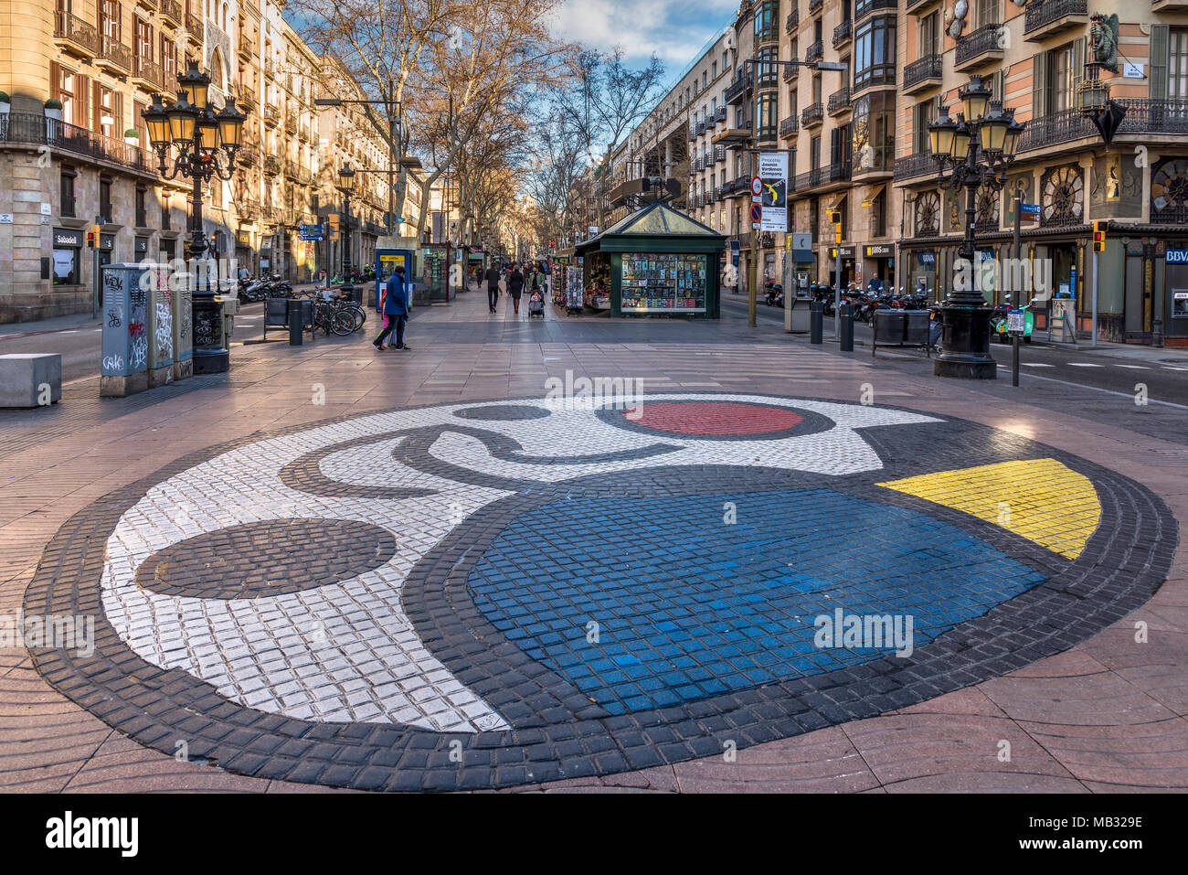 La Joan Miro il Pla de l'os mosaico su rambla pedonale e commerciale di Barcellona, in Catalogna, Spagna Foto Stock