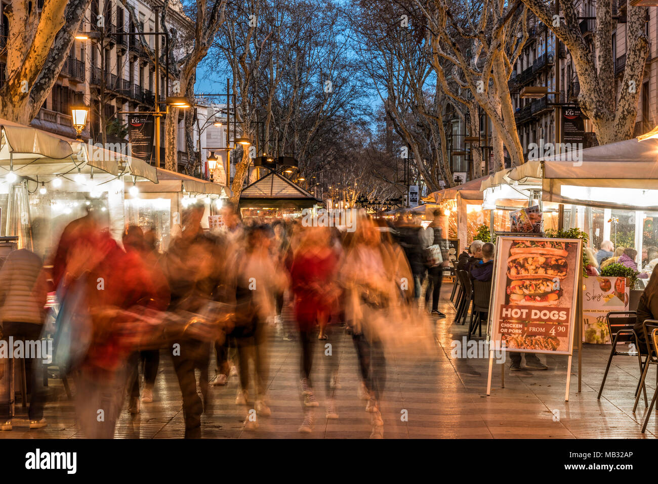 I turisti di passeggiare lungo la famosa Rambla pedonale e commerciale di Barcellona, in Catalogna, Spagna Foto Stock