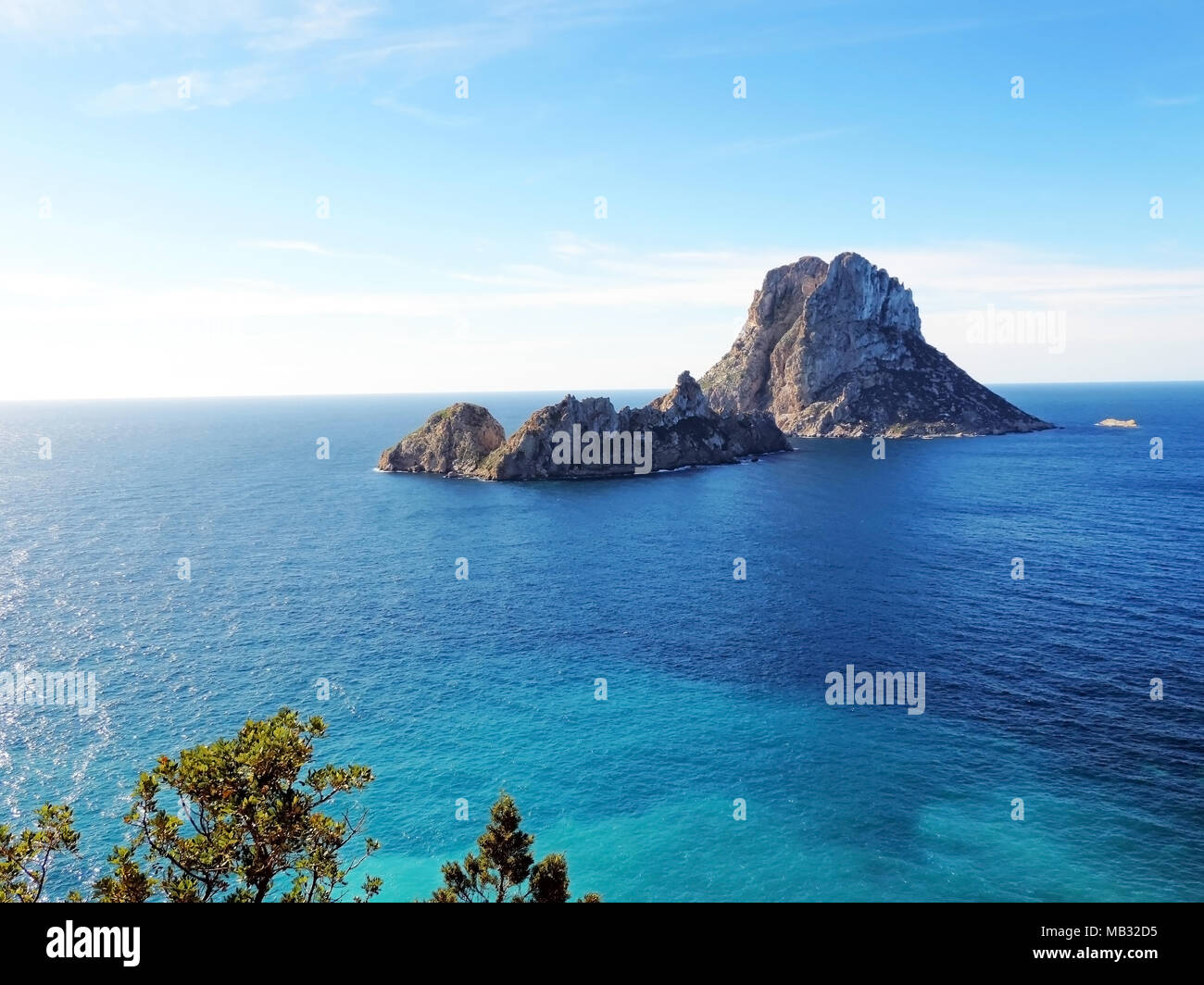 Es Vedra e es Verdranell sull isola di Ibiza. Famosa formazione rocciosa con il turchese del mare e il blu del cielo. Foto Stock