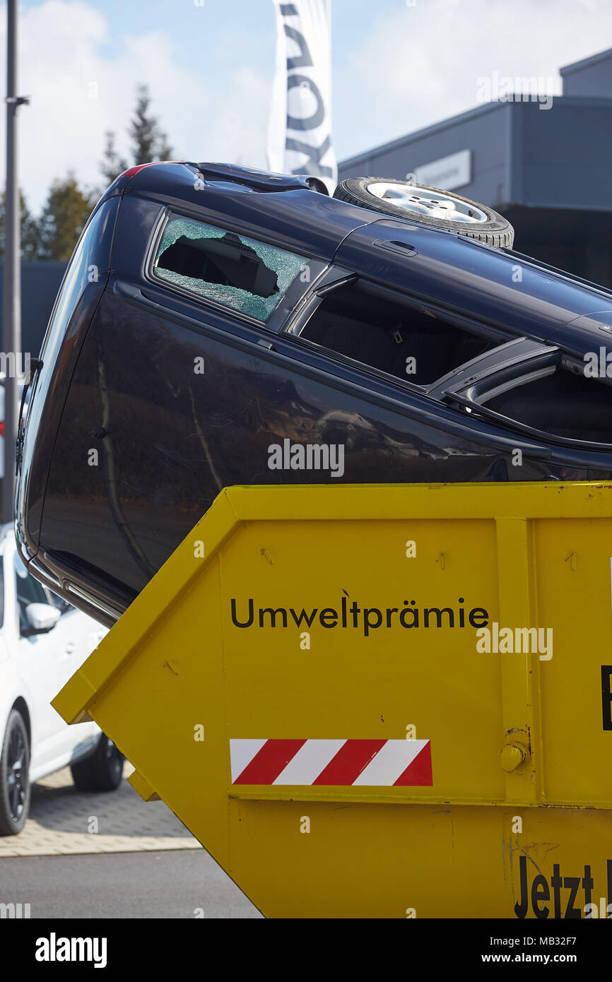 Auto nel contenitore di rifiuti, Renania-Palatinato, Germania Foto Stock