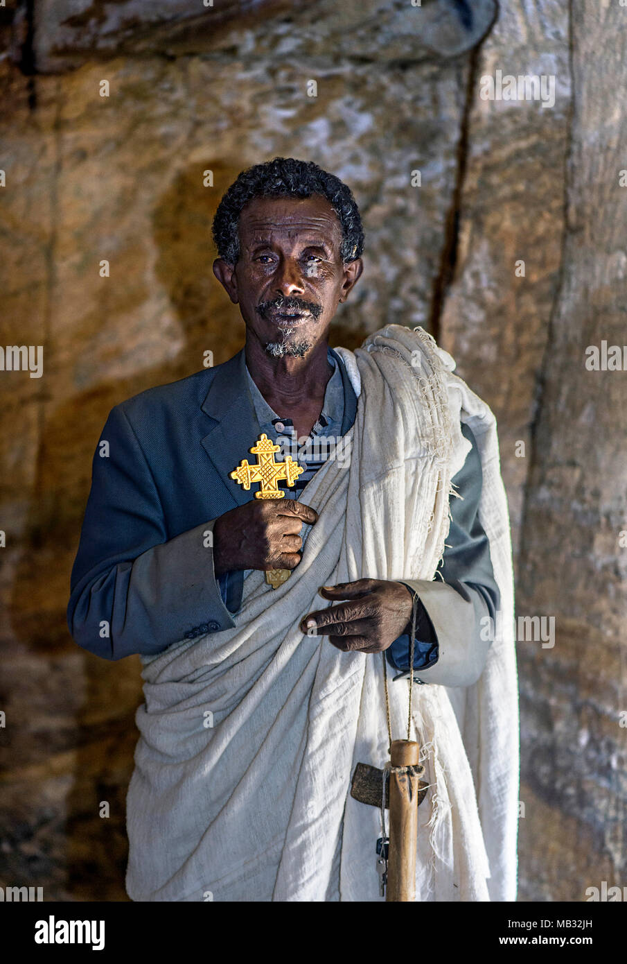 Sacerdote ortodosso all'interno della chiesa rupestre Medhane Alem, Tigray Provincia, Etiopia Foto Stock