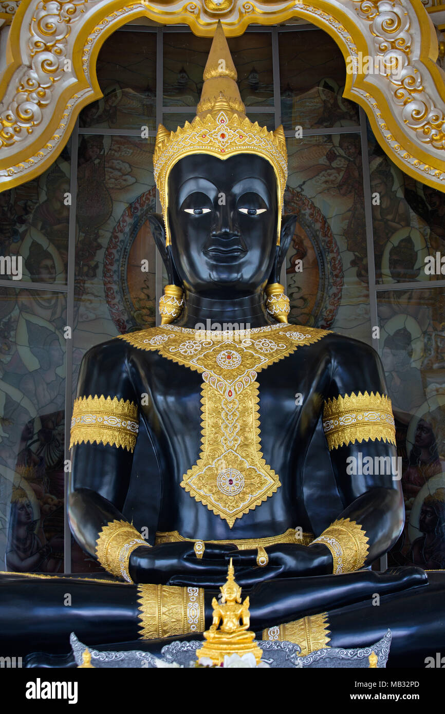 Buddha nero in Maha Rattana Chedi del Wat Thung Setthi, Khon Kaen, Isan, Thailandia Foto Stock