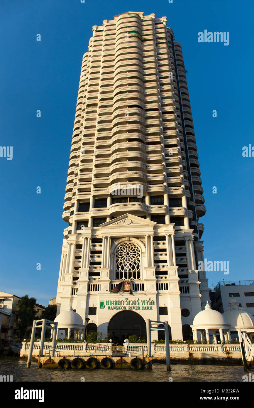 Bangkok River Park Apartment House sulla Mae Nam Chao Phraya, Bangkok, Thailandia Foto Stock