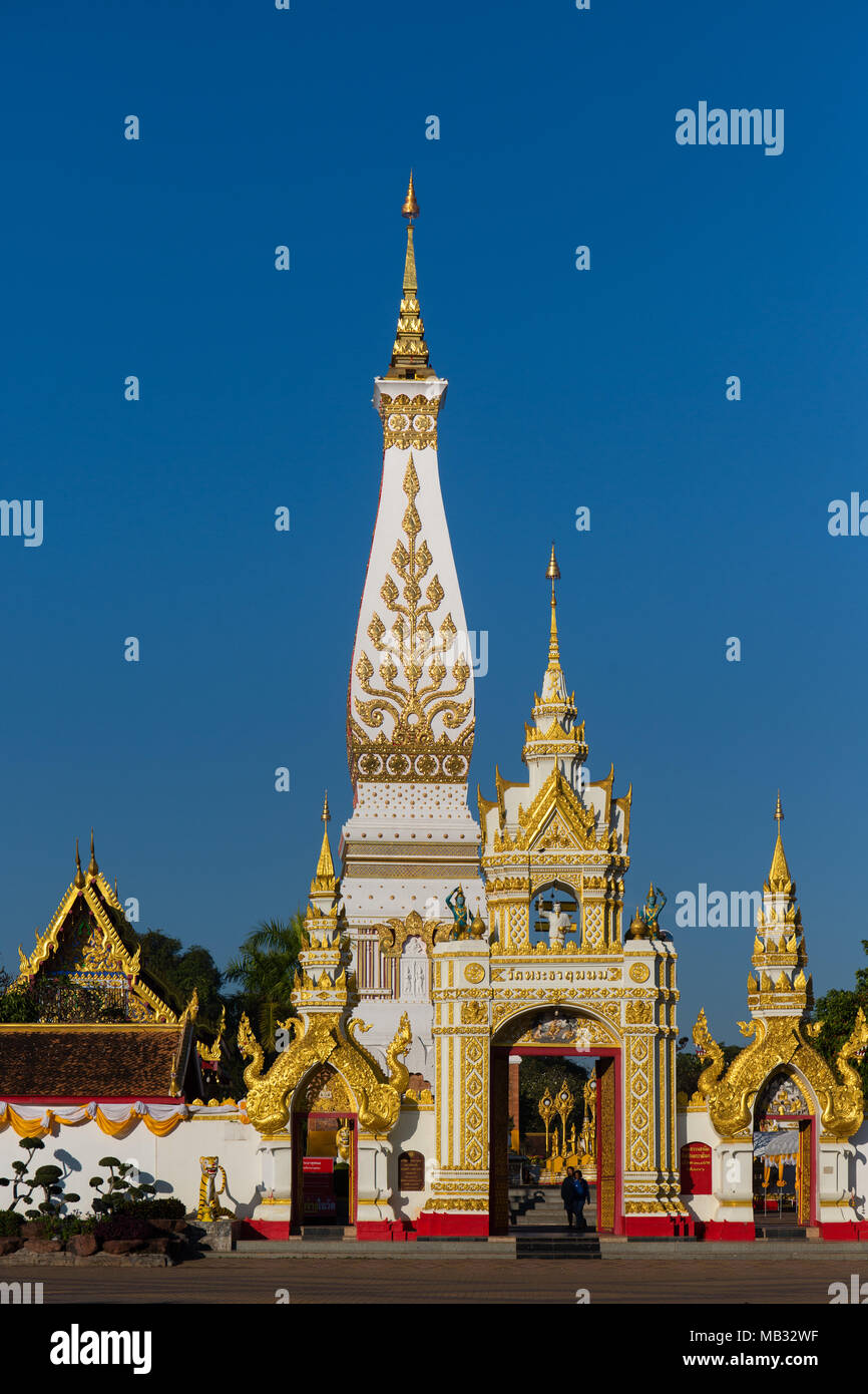 Chedi di Wat Phra That Phnom, tempio complesso in Amphoe che Phnom, Nakhon Phnom Provincia, Isan, Thailandia Foto Stock