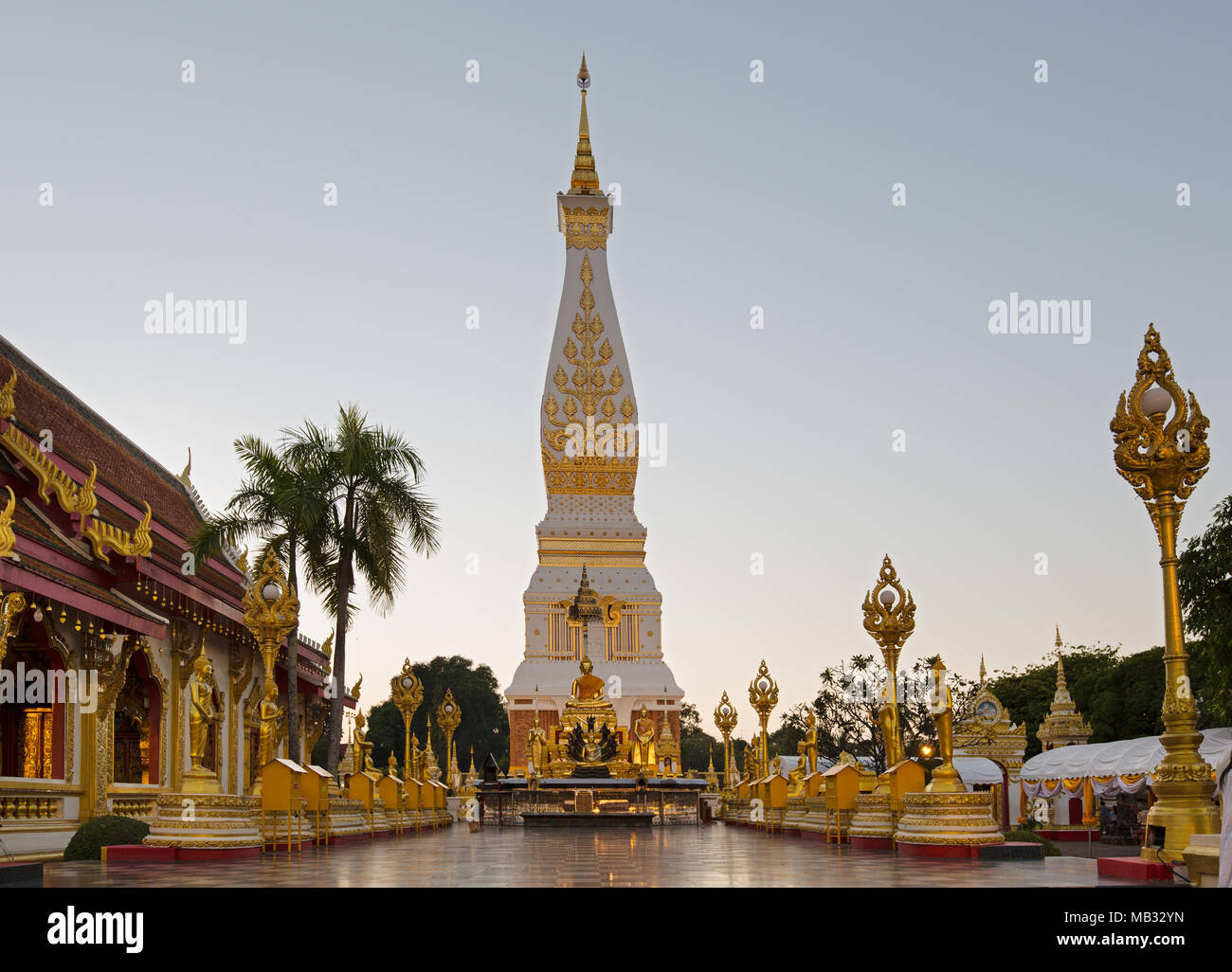 Chedi di Wat Phra That Phnom, tempio complesso in Amphoe che Phnom, Nakhon Phnom Provincia, Isan, Thailandia Foto Stock