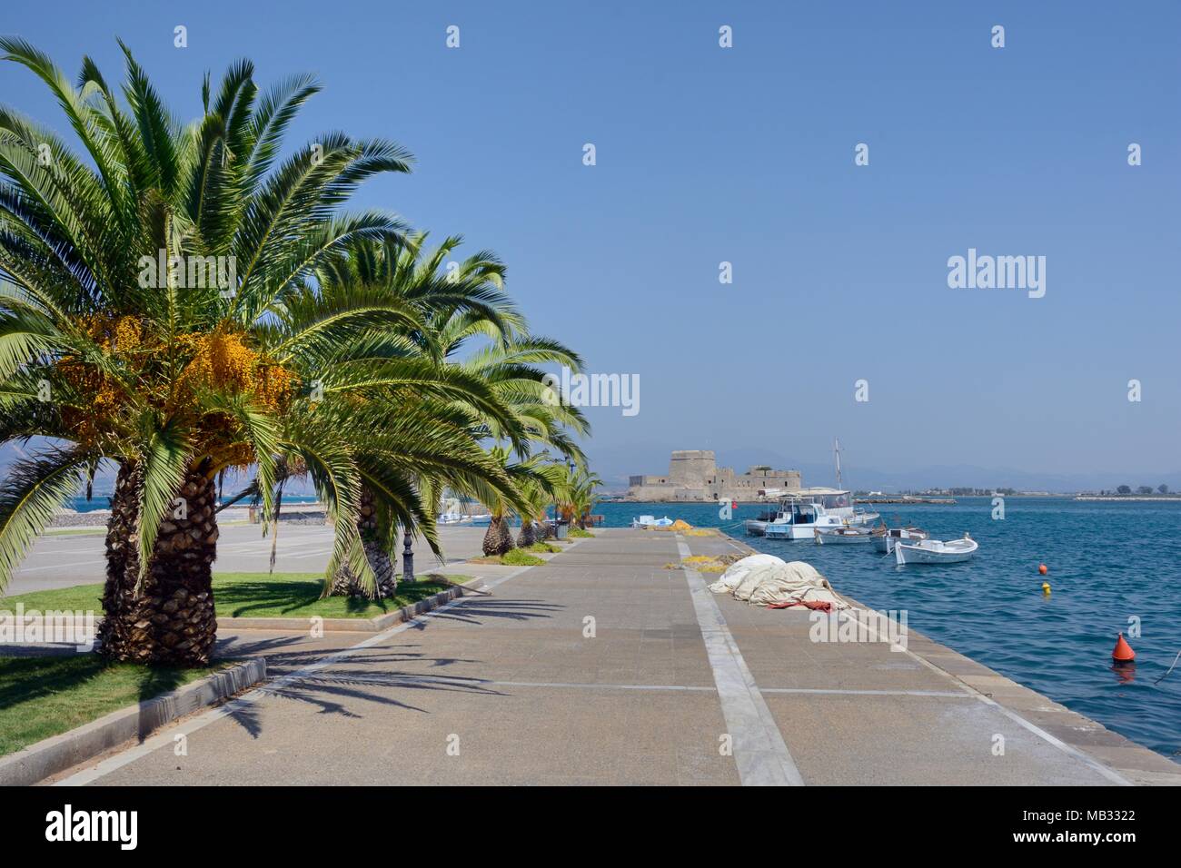 Nafplio harbour con Bourtzi isola, una fortezza veneziana una volta usato come prigione, in background, Nafplio Città Vecchia, Argolide, Peloponneso e Grecia. Foto Stock