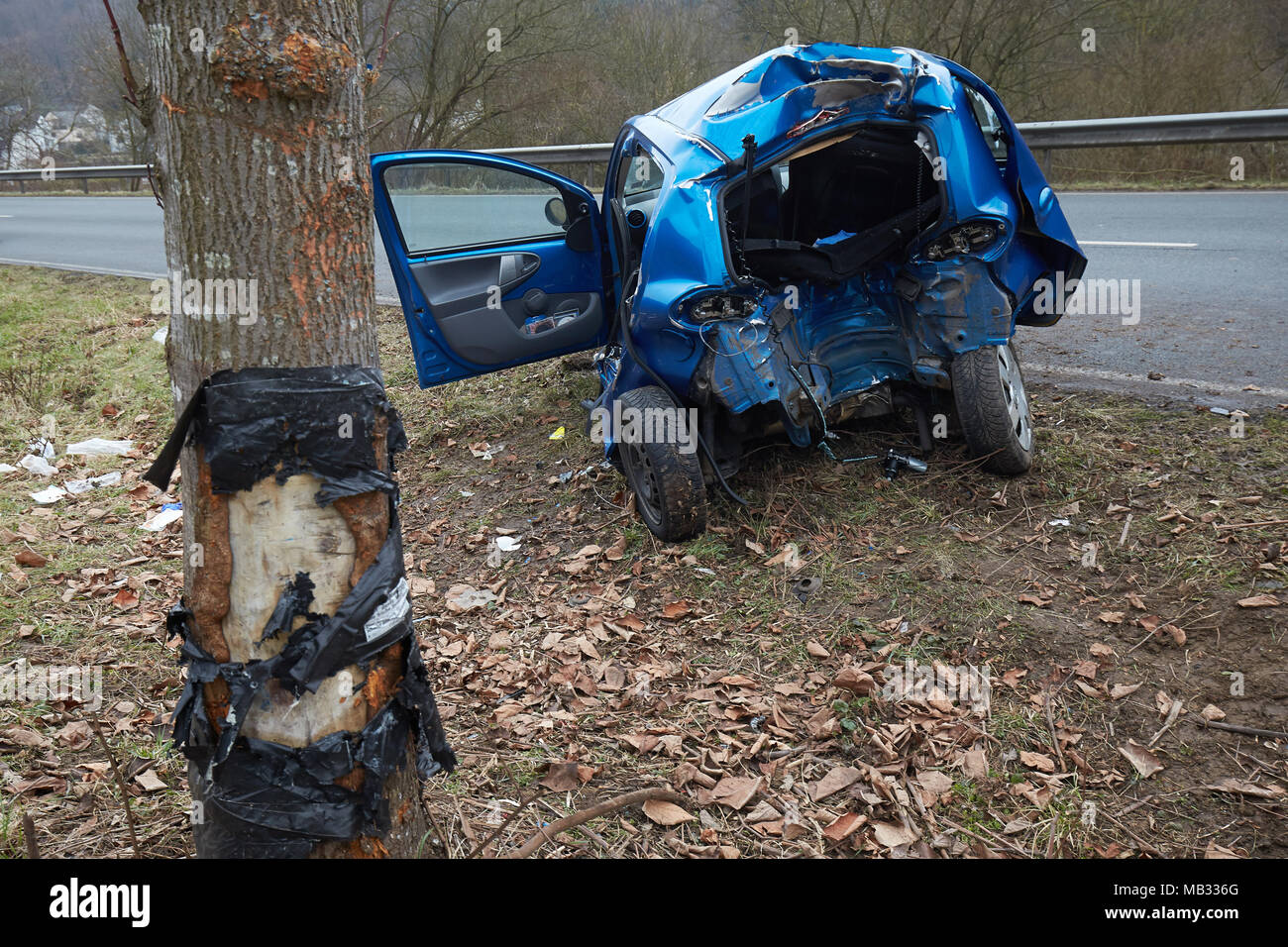 Incidente di auto sulla strada di campagna, auto con peprallt posteriore contro un albero, Germania Foto Stock