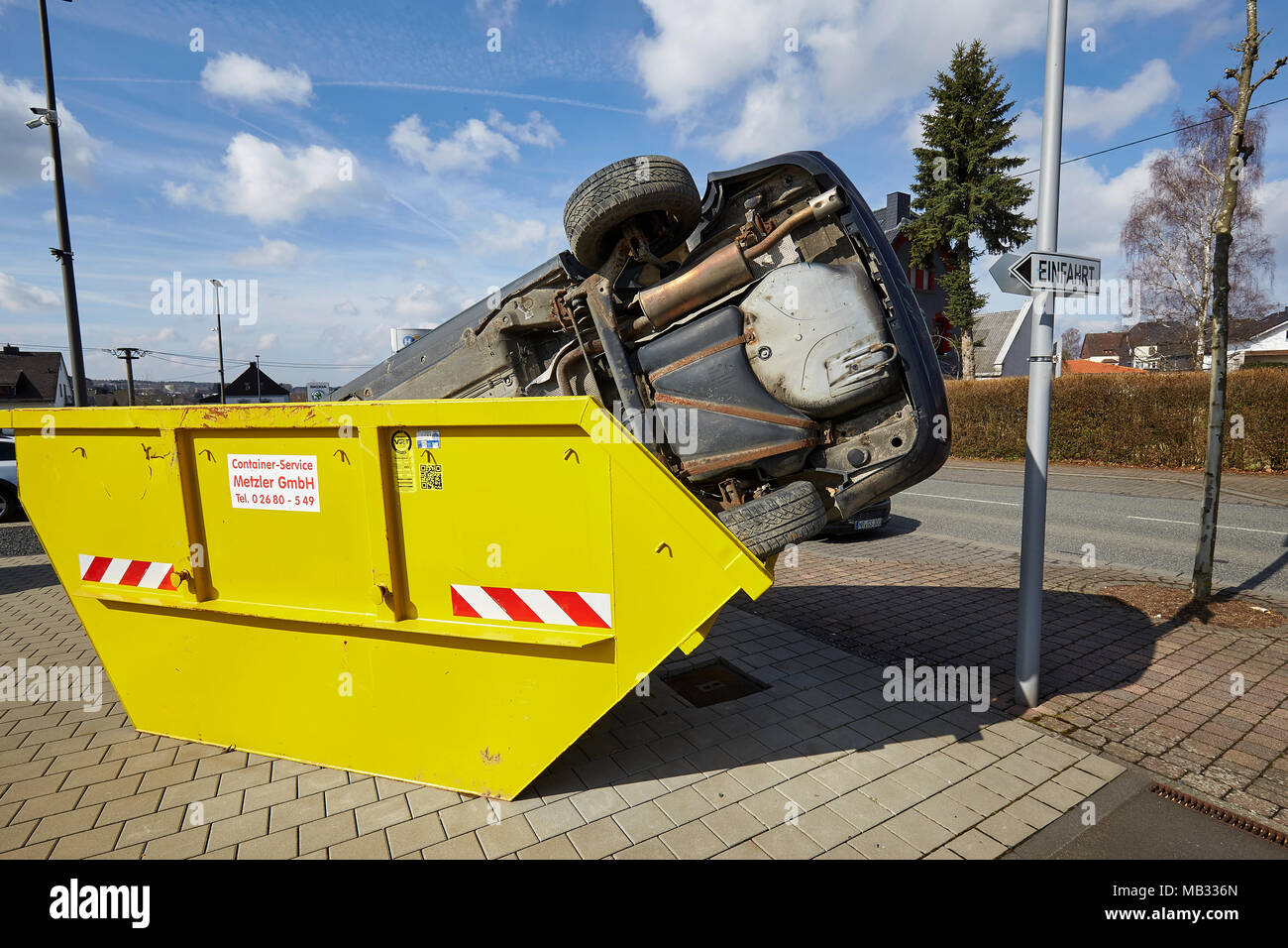 Auto nel contenitore di rifiuti, Renania-Palatinato, Germania Foto Stock