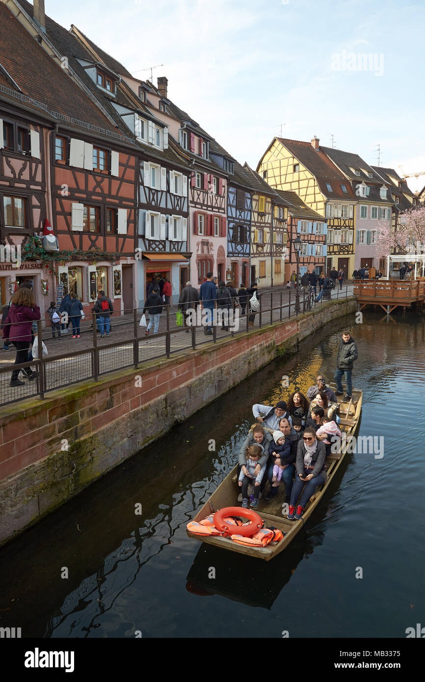 La barca turistica e semi-case con travi di legno sul canal nella Città Vecchia, Petite Venise, Colmar, Alsazia, Francia Foto Stock