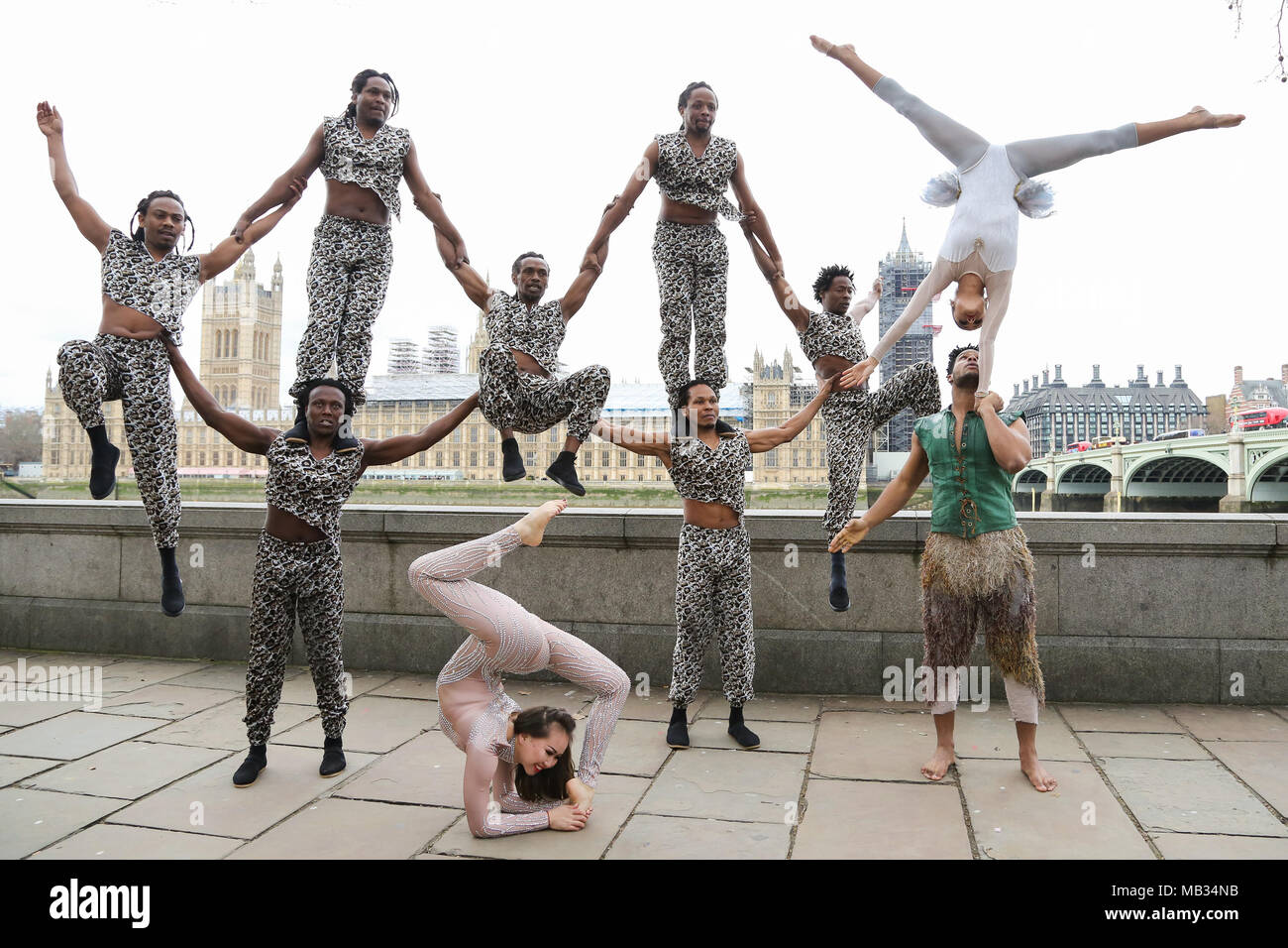 Il 2018 segna il 250 anniversario del moderno-giorno Circus, un British invenzione creati dalla luce Dragoni Sgt grandi Phillip Astley e come una celebrazione di questa straordinaria ricorrenza la Association of British Circus proprietari detiene un photocall sul Westminster Bridge. Il primo edificio di circo era impostato su un pezzo di terra in tutta Westminster Bridge dalla Casa del Parlamento, sul sito ora occupati da St Thomas Hospital. Dotato di: atmosfera, vista in cui: Londra, Regno Unito quando: 06 Mar 2018 Credit: Dinendra Haria/WENN Foto Stock