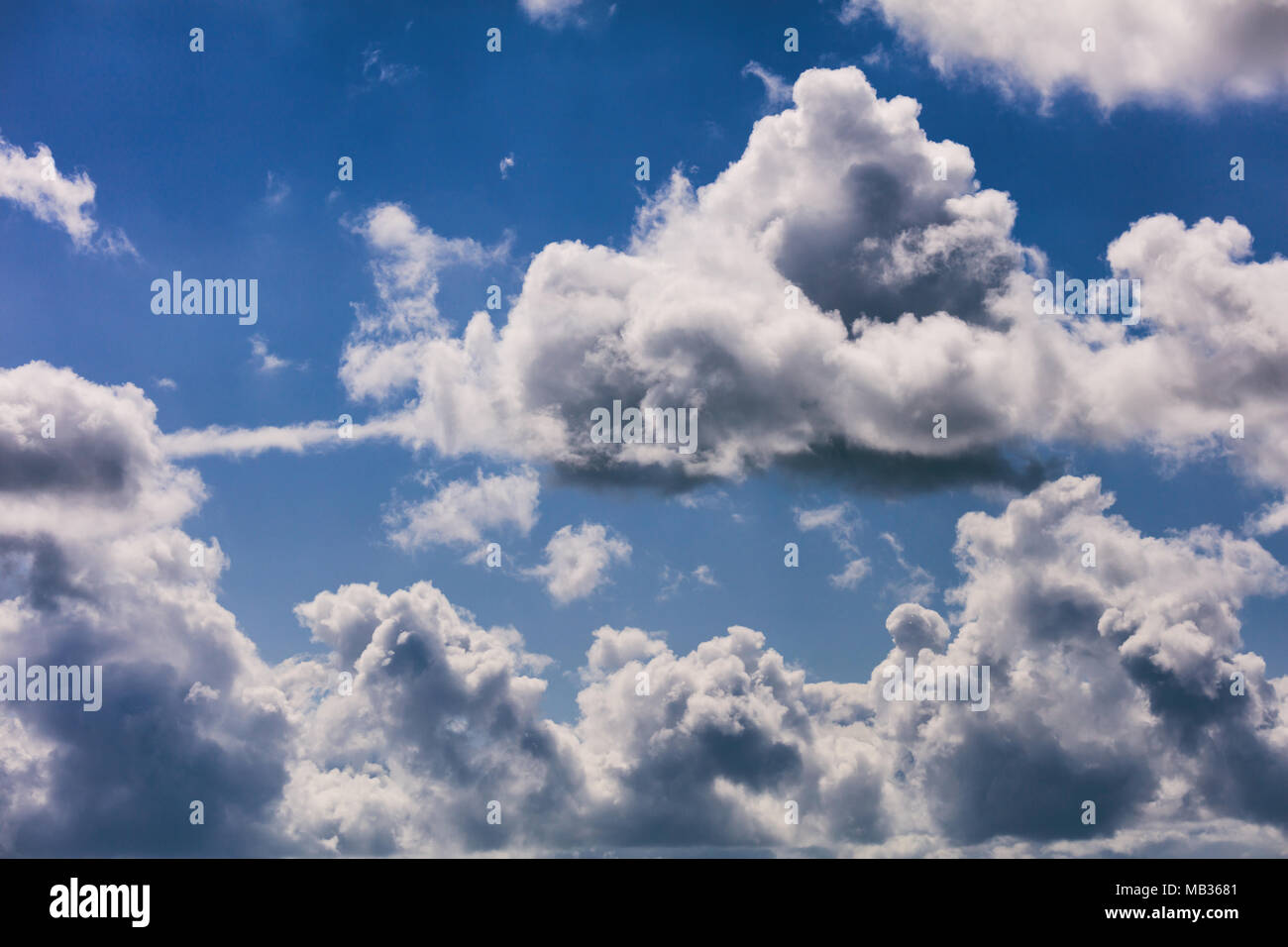 Bianco grigio nuvole sul luminoso cielo blu di sfondo Foto ...