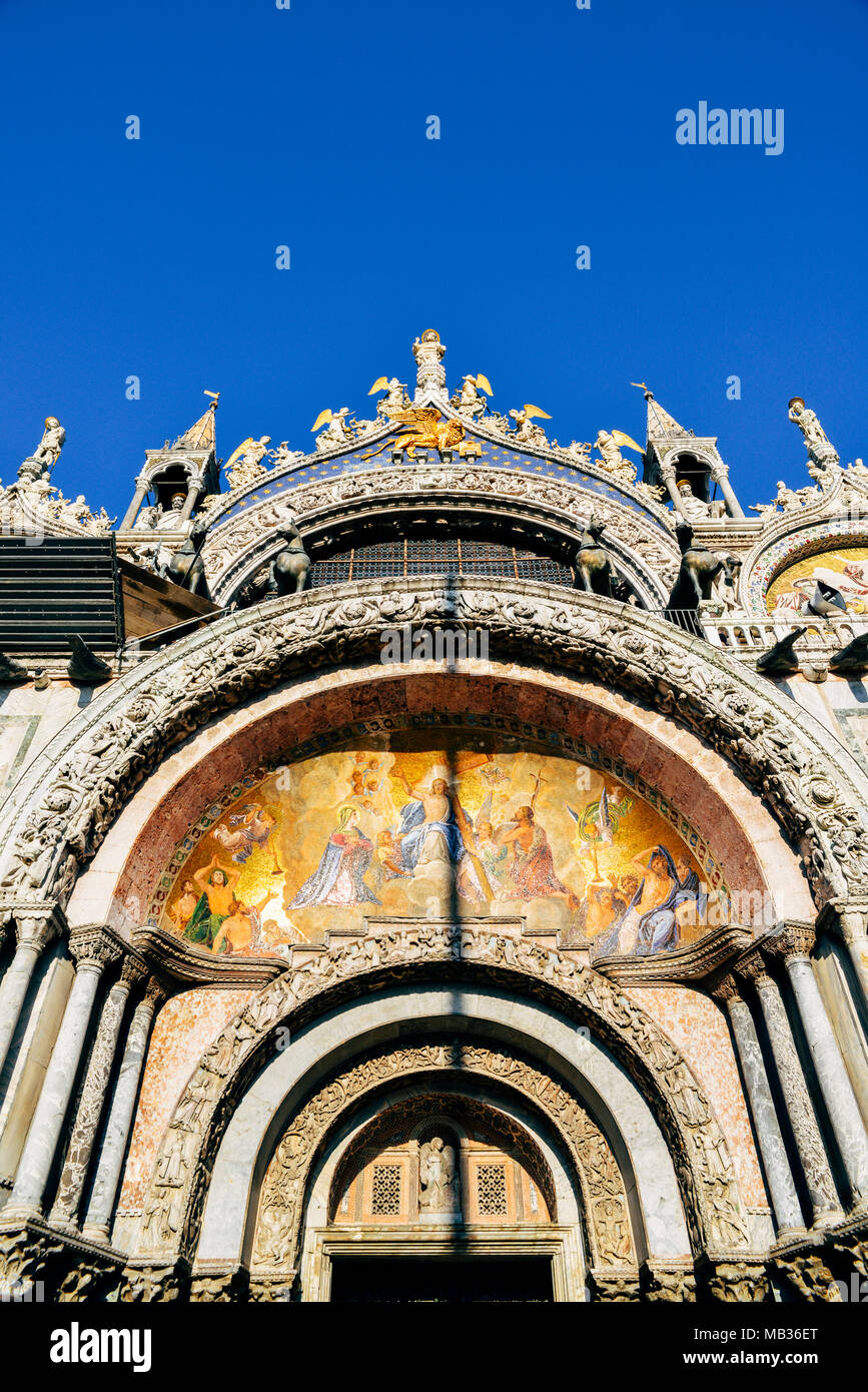 San Marco, Basilica Cattedrale, Chiesa statue mosaici Dettagli Palazzo Ducale Venezia Italia. Foto Stock