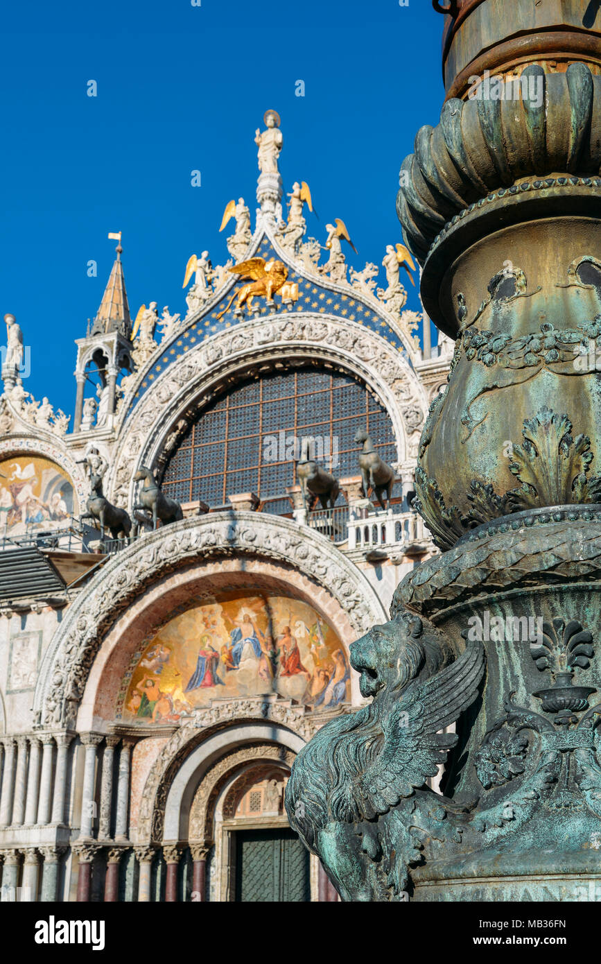 San Marco, Basilica Cattedrale, Chiesa statue mosaici Dettagli Palazzo Ducale Venezia Italia. Foto Stock