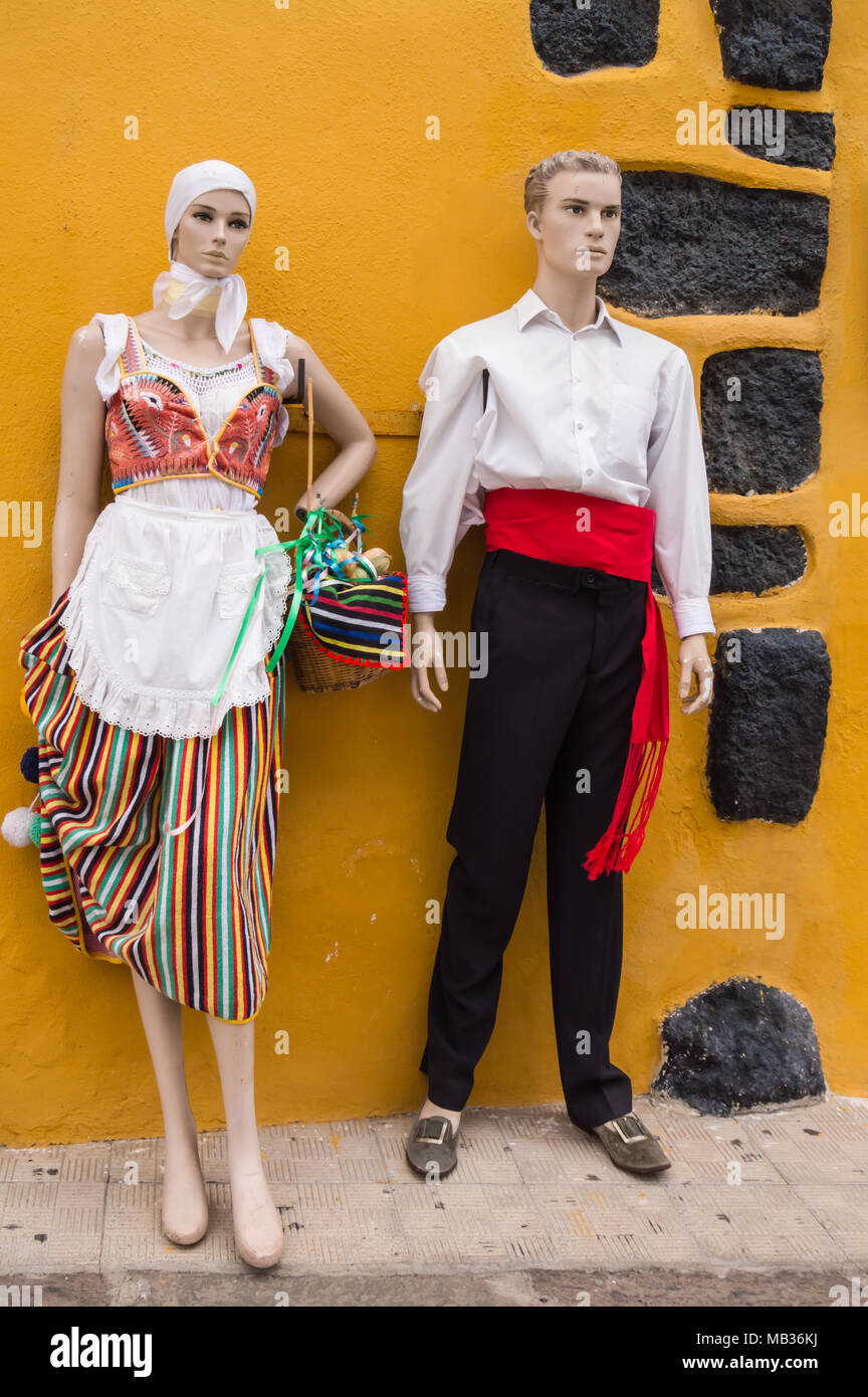 Paio di modelli vestito in tradizionali abiti delle Canarie sull isola di Tenerife Foto Stock