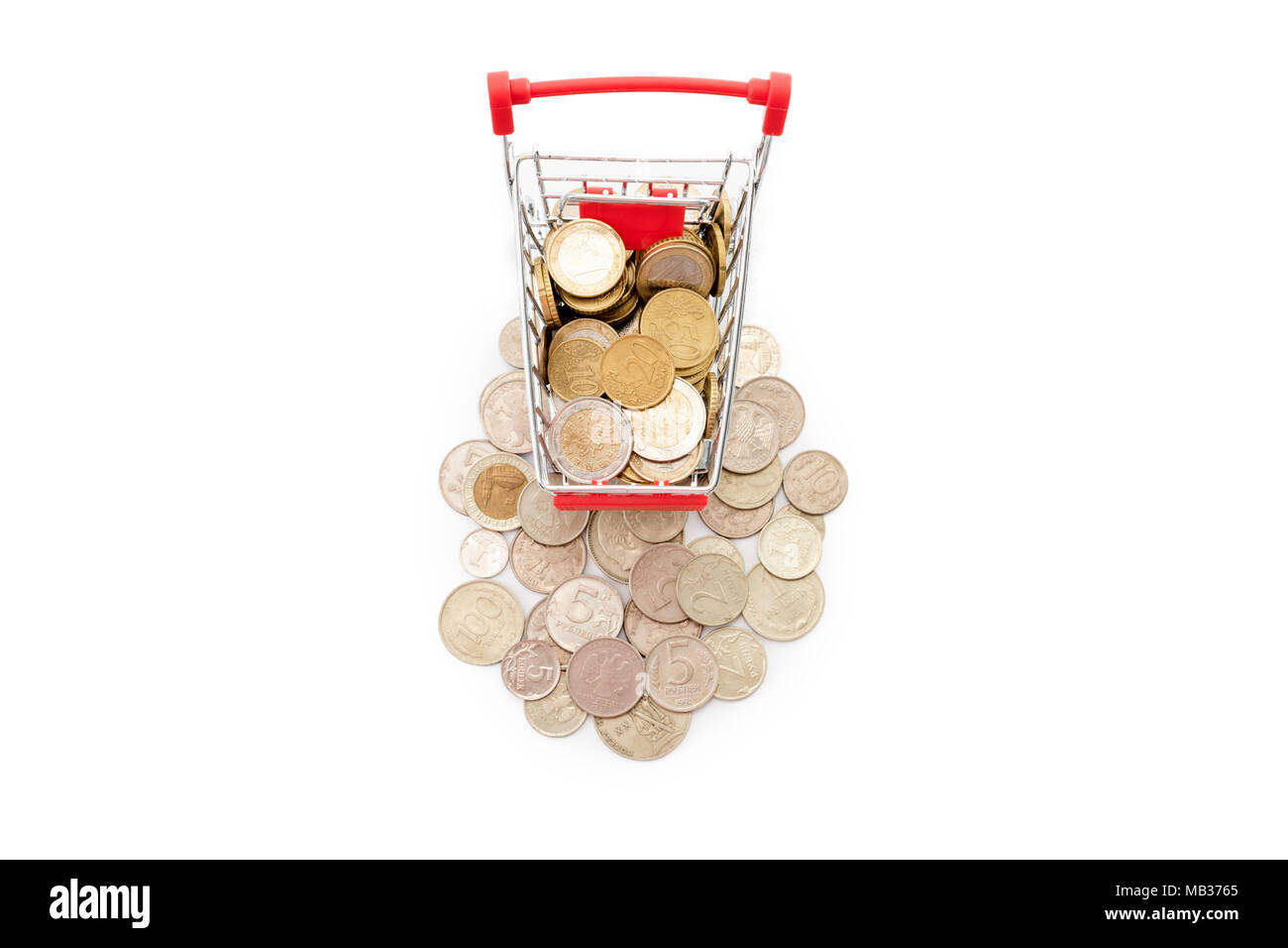 Carrello con monete in euro è in sella a una pila di vecchie e arrugginite monete russe su sfondo bianco. Spazio libero per il testo. Foto Stock