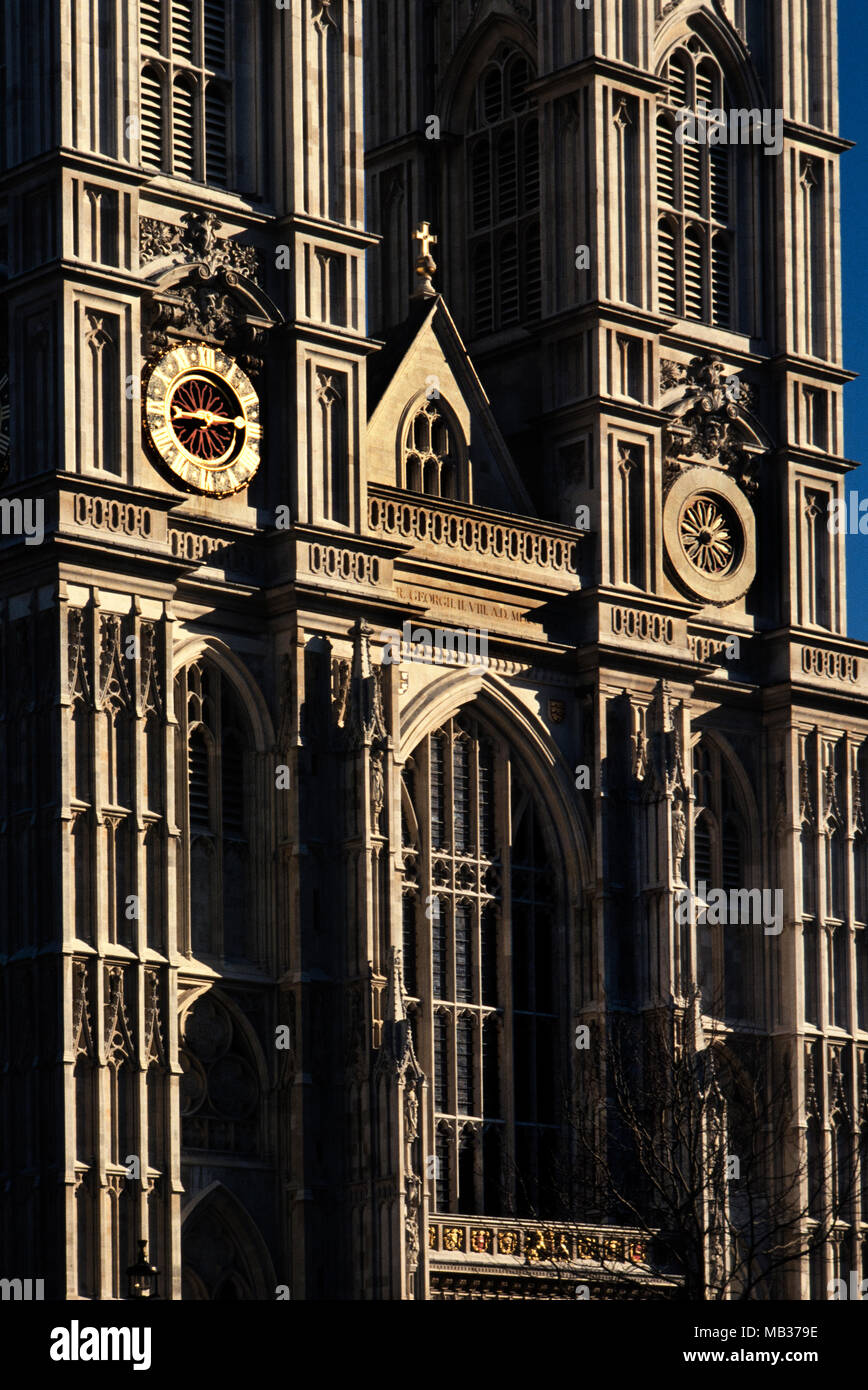 Abbazia di Westminster in serata sole 2000. L'Abbazia di Westminster, formalmente intitolata la chiesa Collegiata di San Pietro a Westminster, è un grande, principalmente abbazia gotica chiesa della città di Westminster, Londra, Inghilterra, appena a ovest del Palazzo di Westminster. È uno del Regno Unito i più importanti edifici religiosi e il tradizionale luogo di incoronazione e di sepoltura per la lingua inglese e, più tardi, monarchi Inglesi. L'edificio stesso era un benedettino chiesa monastica fino a che il monastero è stato sciolto nel 1539. Tra il 1540 e il 1556, l'abbazia aveva lo status di una cattedrale. Dal 1560, th Foto Stock