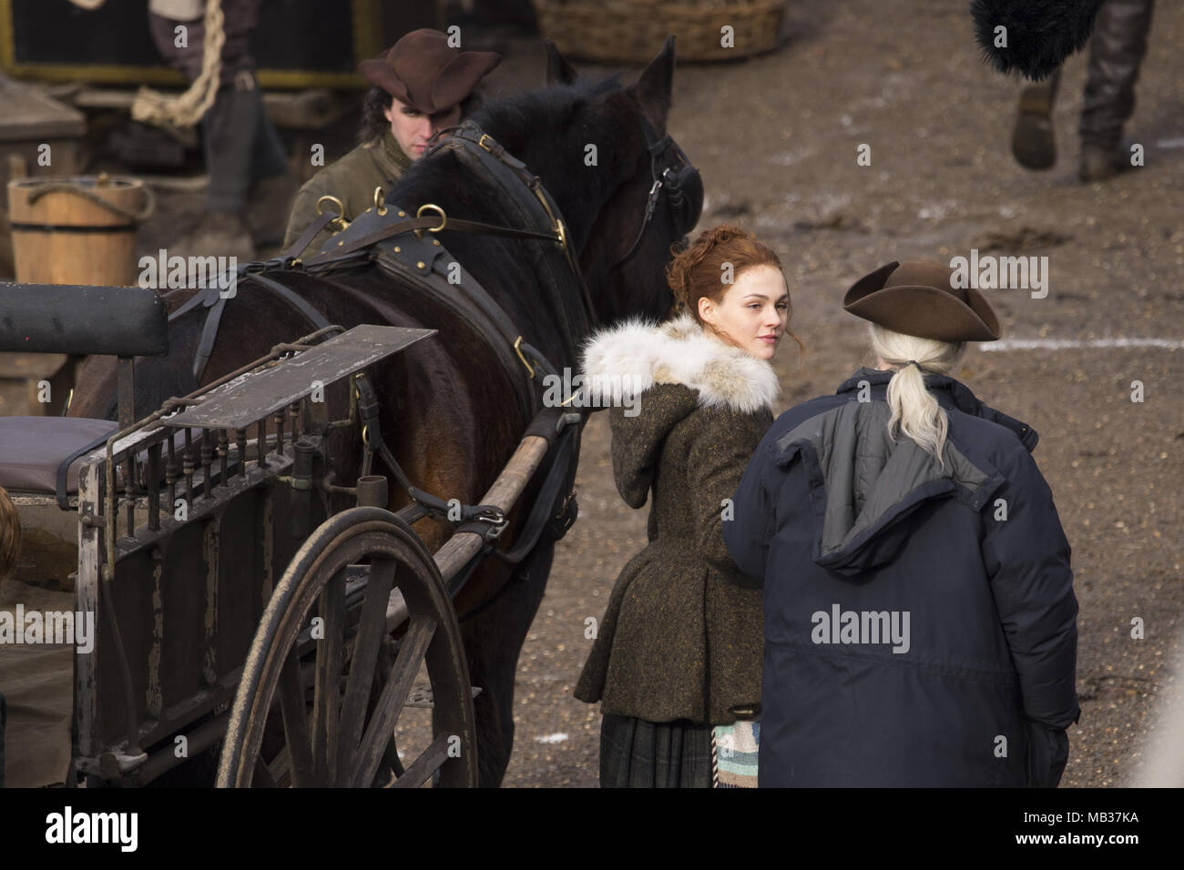 Outlander troupe e attori sono avvistati riprese presso un porto Dunure in Scozia per la stagione 4. Dotato di: Sophie Skelton, Steven Cree dove: Dunure, Regno Unito quando: 06 Mar 2018 Credit: WENN Foto Stock