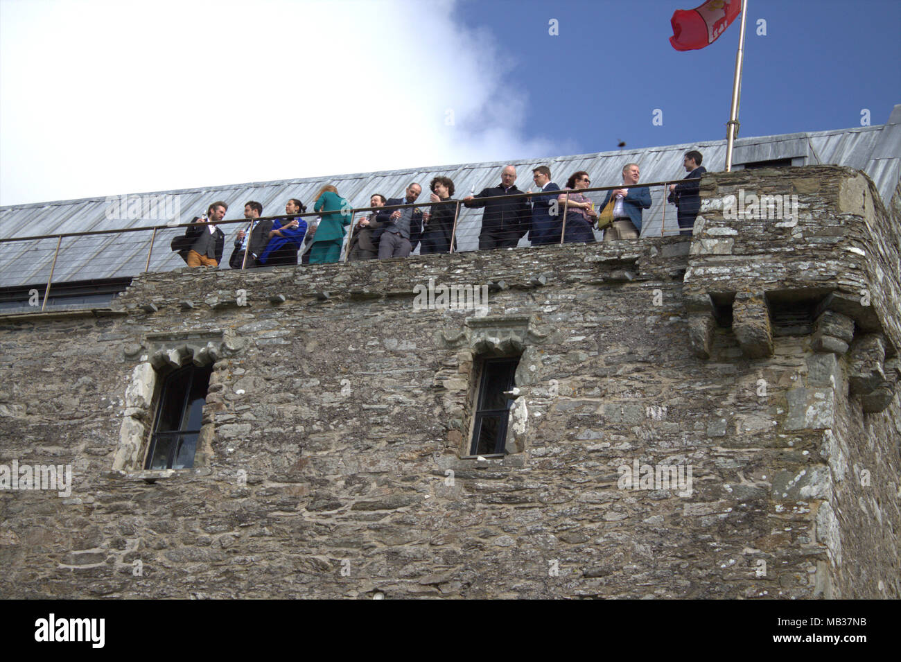 Festa di nozze godendo dopo bevande di nozze sui bastioni di Dun na Sead castello di Baltimora, Irlanda. Un irlandese castello costruito nel 1215. Foto Stock