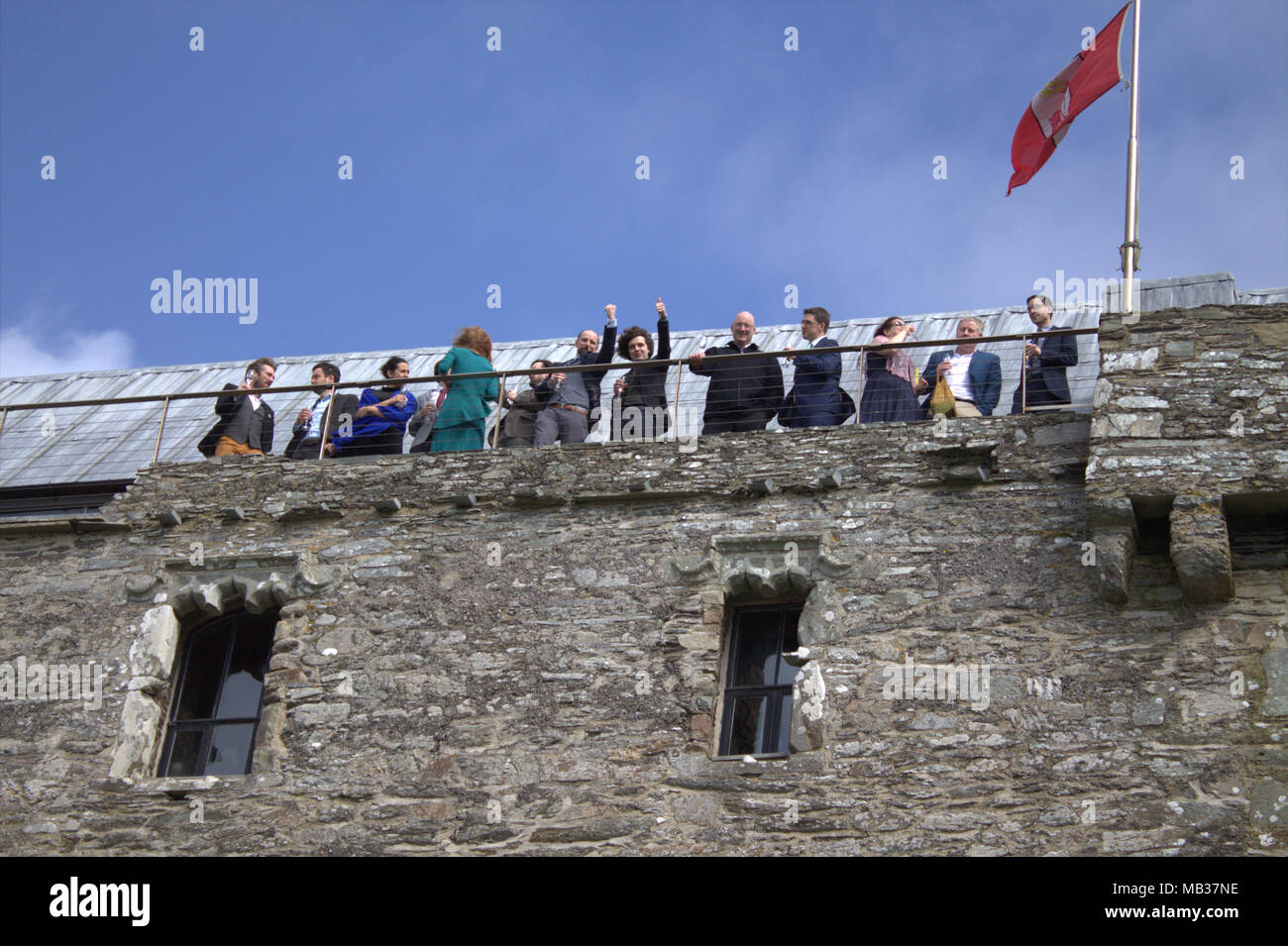 Festa di nozze godendo dopo bevande di nozze sui bastioni di Dun na Sead castello di Baltimora, Irlanda. Un irlandese castello costruito nel 1215. Foto Stock