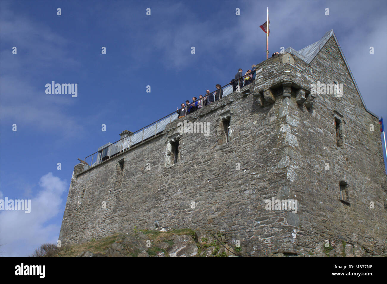 Festa di nozze godendo dopo bevande di nozze sui bastioni di Dun na Sead castello di Baltimora, Irlanda. Un irlandese castello costruito nel 1215. Foto Stock