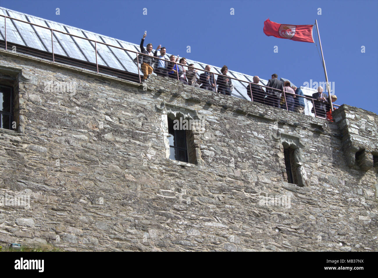 Festa di nozze godendo dopo bevande di nozze sui bastioni di Dun na Sead castello di Baltimora, Irlanda. Un irlandese castello costruito nel 1215. Foto Stock