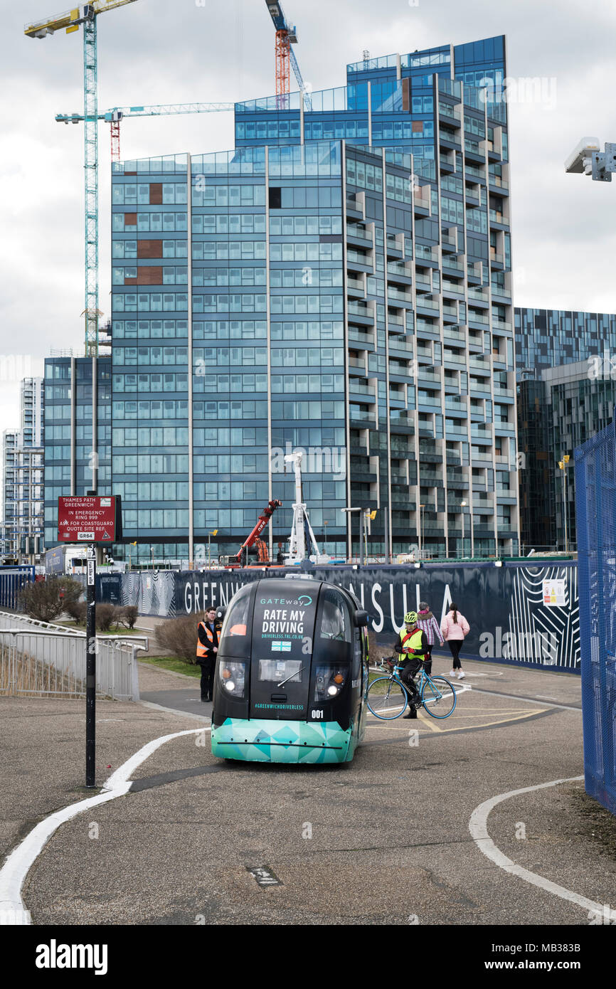 Driverless veicolo che viaggia lungo il Tamigi percorso, penisola di Greenwich, Londra, Inghilterra Foto Stock