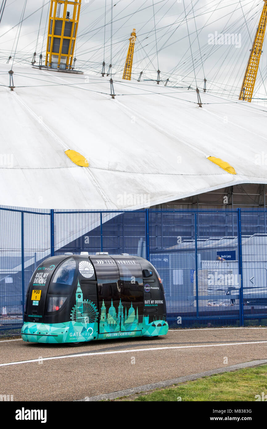 Driverless veicolo che viaggia lungo il percorso del Tamigi di fronte all'Arena O2, penisola di Greenwich, London, England, Regno Unito Foto Stock