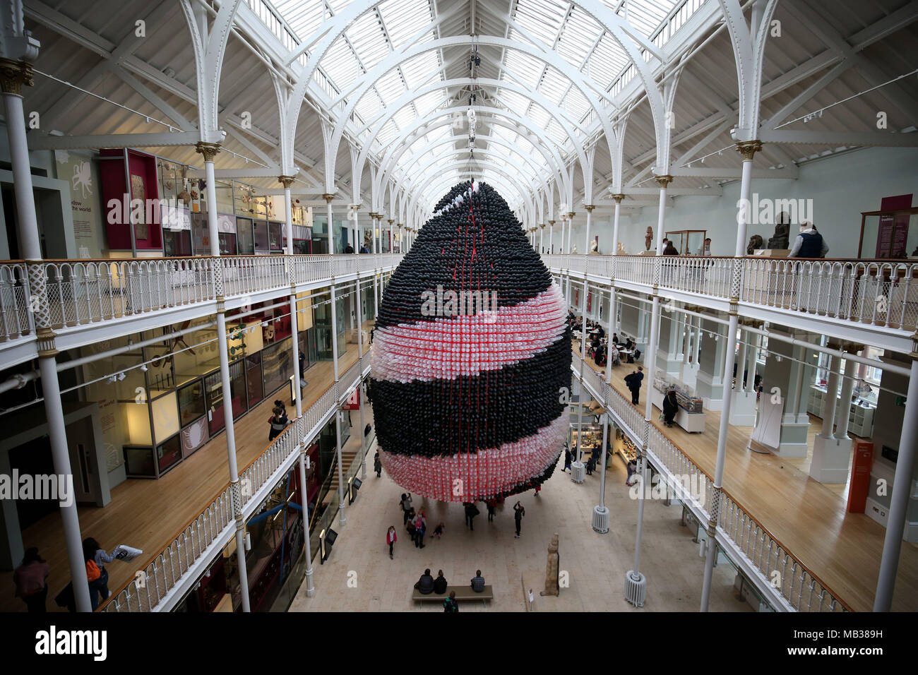 Questa scultura palloncino chiamato orizzonte di evento è stato creato dall'artista americano Jason Hackenwerth Internazionale per il Festival della Scienza e pende dalla parte superiore del National Museum of Scotland's Grand Gallery di Edimburgo, in Scozia. Foto Stock