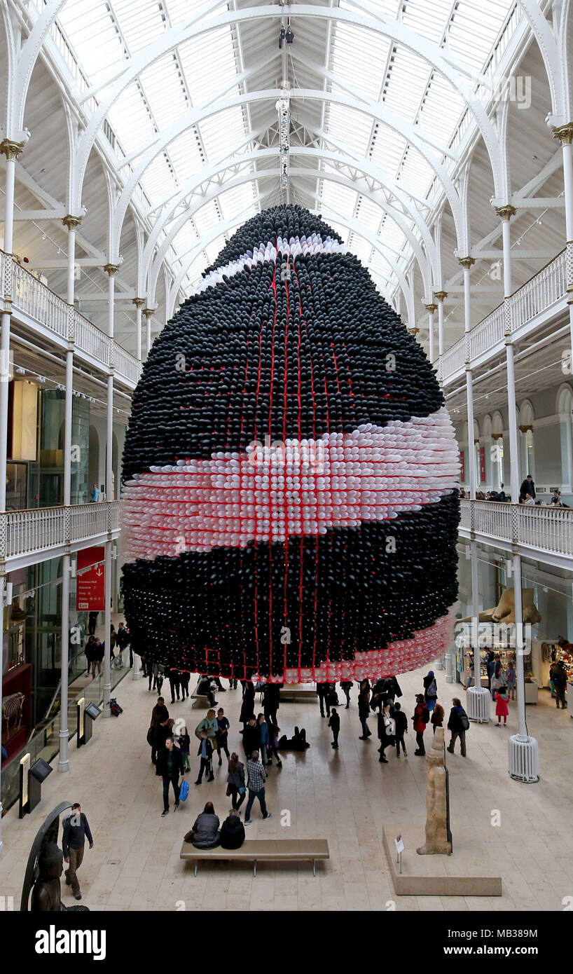 Questa scultura palloncino chiamato orizzonte di evento è stato creato dall'artista americano Jason Hackenwerth Internazionale per il Festival della Scienza e pende dalla parte superiore del National Museum of Scotland's Grand Gallery di Edimburgo, in Scozia. Foto Stock