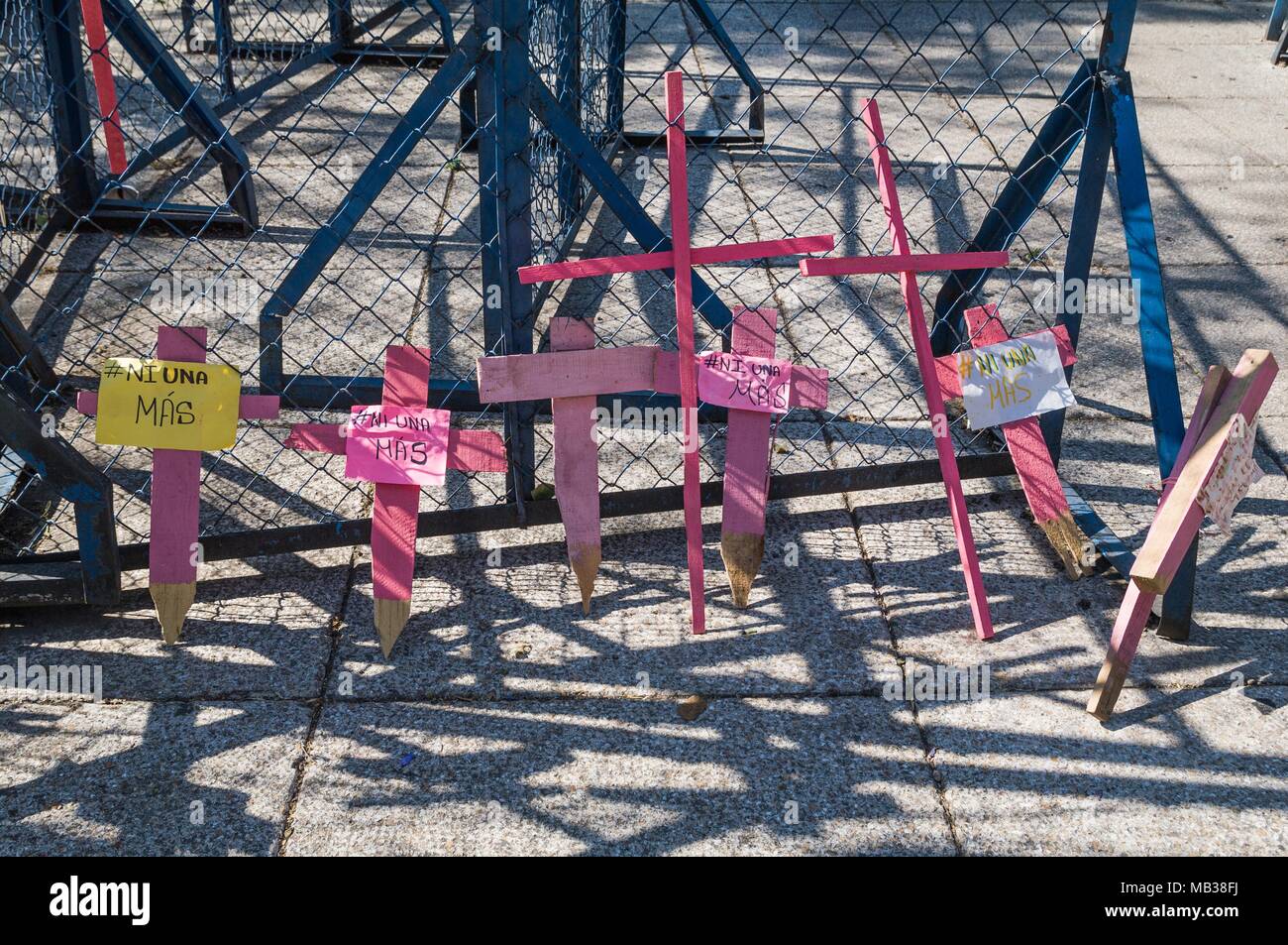 Croci di legno in rosa come una protesta contro la precarietà e feminicide in Messico, posto in Reforma Avenue e a Città del Messico. Foto Stock