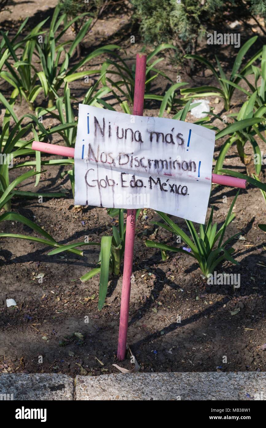 Croci di legno in rosa come una protesta contro la precarietà e feminicide in Messico, posto in Reforma Avenue e a Città del Messico. Foto Stock