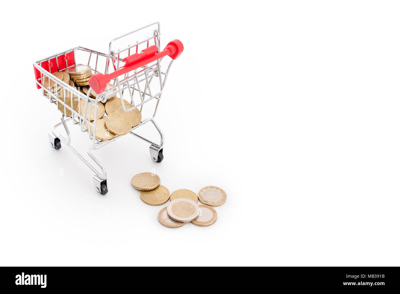 Carrello con le monete in euro in caduta da esso su sfondo bianco. Rappresentazione concettuale di un fallimento, povertà ed essendo rotto. Supermercato shopping, vendita e cash back tema. Copyspace per il testo. Foto Stock