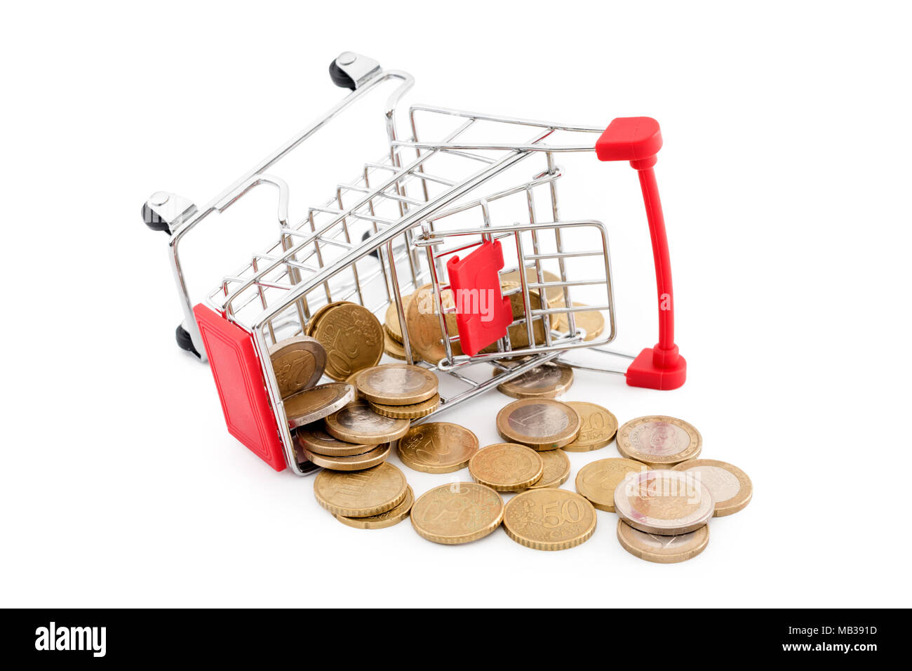 Carrello con monete in euro è caduta su sfondo bianco. Rappresentazione concettuale di un fallimento, povertà ed essendo rotto. Supermercato shopping, vendita e cash back tema. Copyspace per il testo. Foto Stock