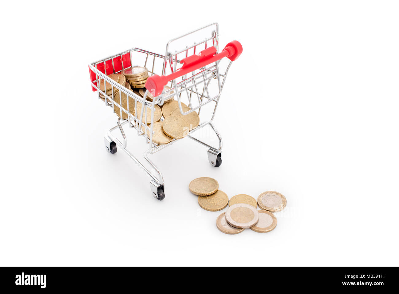 Carrello con le monete in euro in caduta da esso su sfondo bianco. Rappresentazione concettuale di un fallimento, povertà ed essendo rotto. Supermercato shopping, vendita e cash back tema. Copyspace per il testo. Foto Stock
