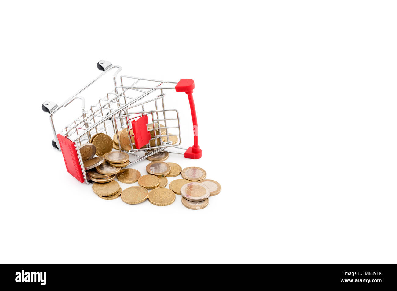Carrello con monete in euro è caduta su sfondo bianco. Rappresentazione concettuale di un fallimento, povertà ed essendo rotto. Supermercato shopping, vendita e cash back tema. Copyspace per il testo. Foto Stock