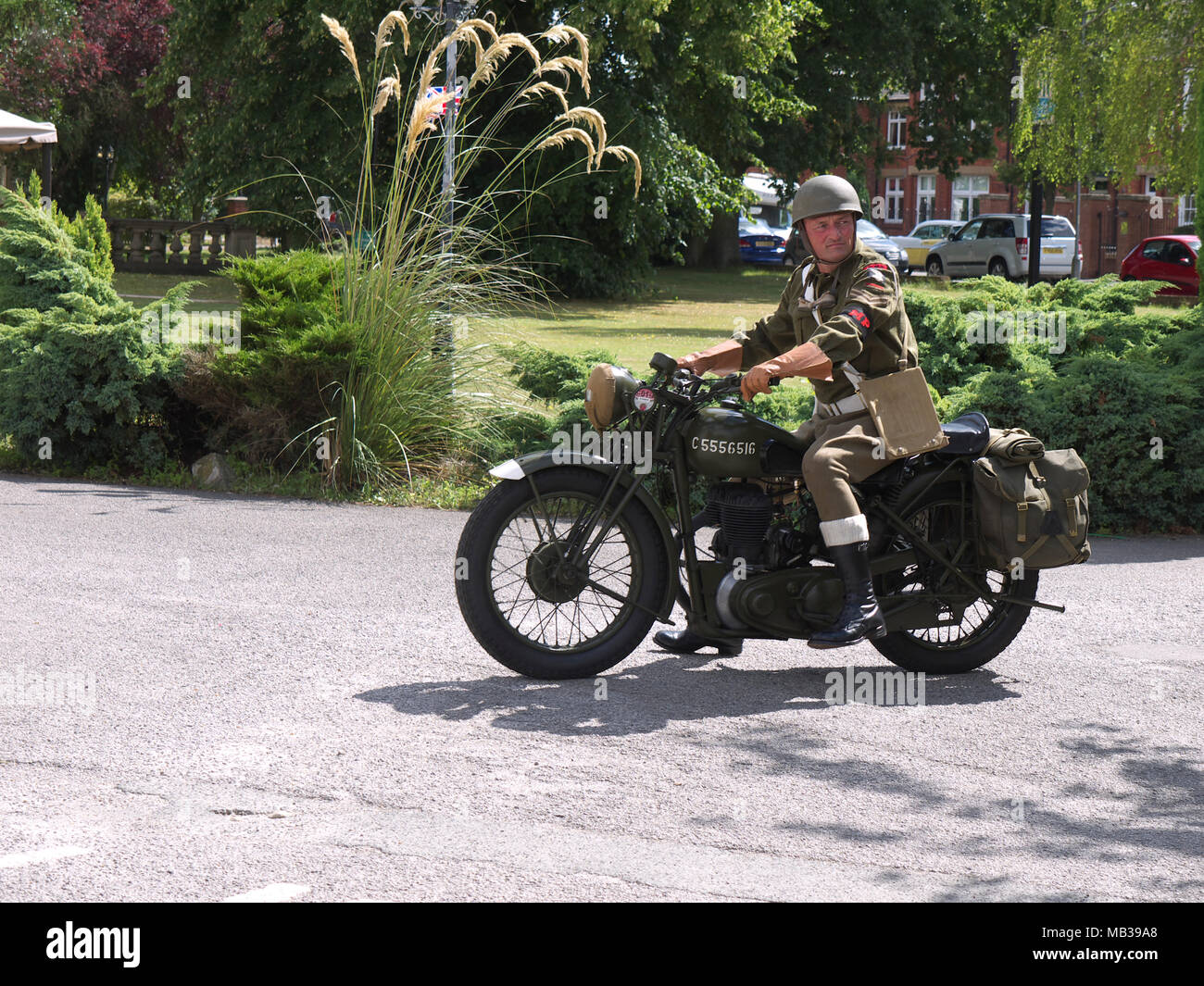 1940;s re-enactor come un ARP operaio su una moto a Woodhall Spa Foto Stock