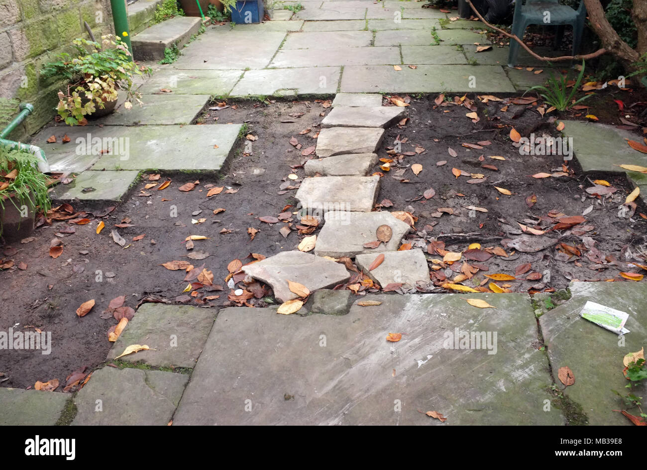 York pavimentazione in pietra lastre rubato da un edifici elencati percorso a piedi in Inghilterra, Regno Unito Foto Stock